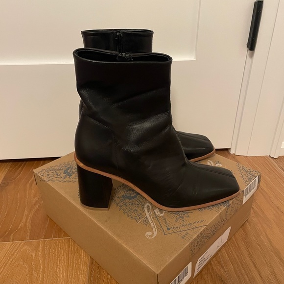 Black leather ankle boot. - Picture 4 of 7